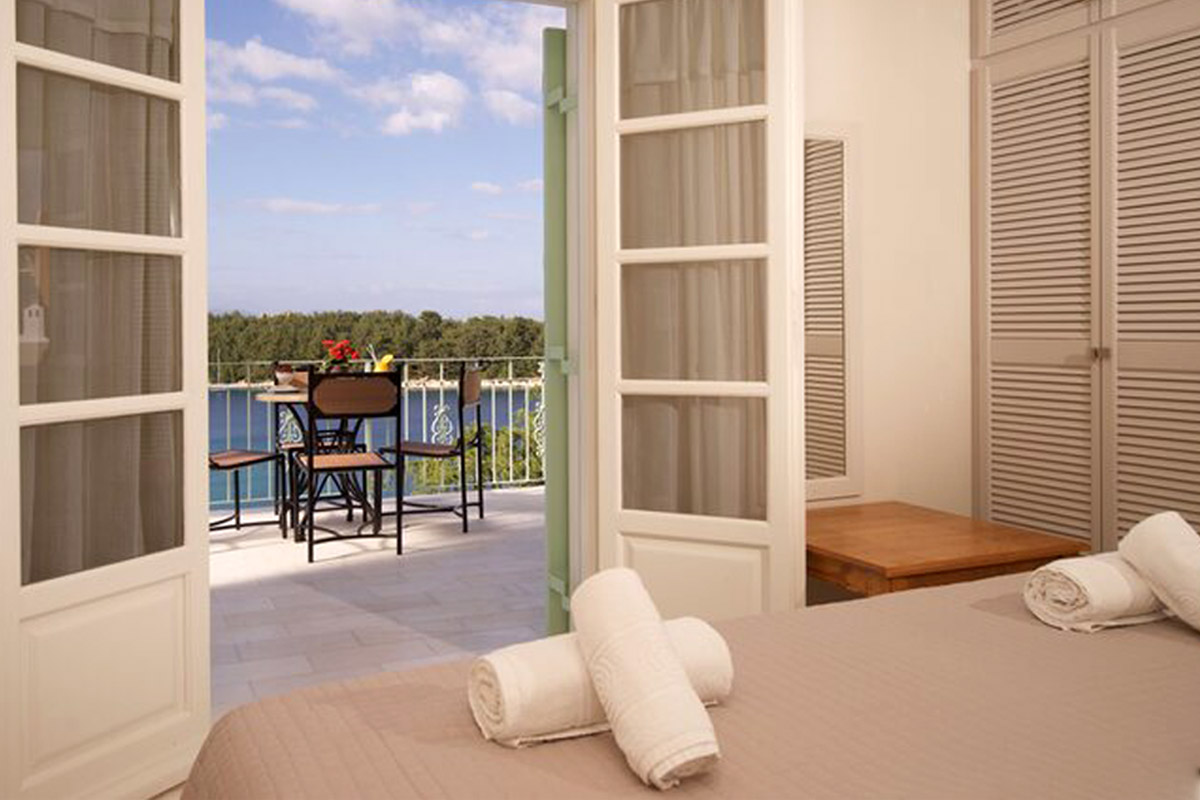 porto-fiscardo-room-4-main-bedroom