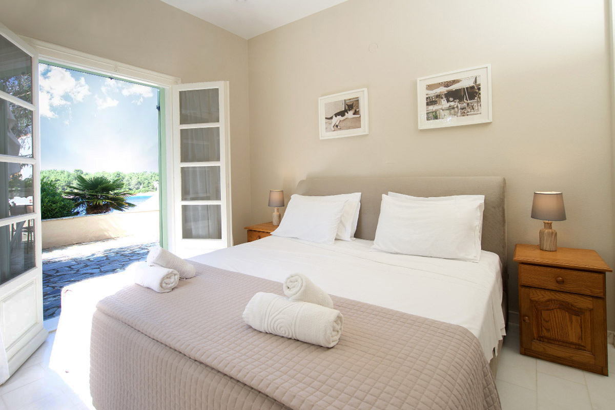 porto-fiscardo-room-1-main-bedroom