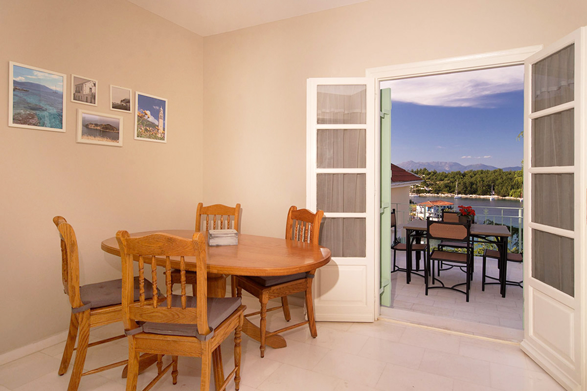 porto-fiscardo-room-8-diningroom